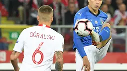 Gelandang Italia, Nicolo Barella mengontrol bola dari kawalan gelandang Polandia, Jacek Goralski selama pertandingan UEFA Nations League Grup 3 di Silesian Stadium, Polandia (14/10). Italia menang 1-0 atas Polandia. (AFP Photo/Janek Skarzynski)
