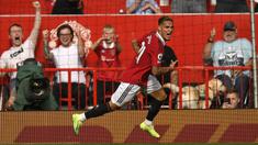 Antony berhasil mencuri perhatian usai tampil gemilang saat Manchester United mengalahkan Arsenal dengan skor 3-1 pada pekan keenam Liga Inggris 2022/2023, Minggu (04/09/2022). Rekrutan anyar dari Ajax Amsterdam tersebut sukses mencetak gol pembuka pada laga tersebut. Kemenangan itu juga berhasil menghentikan rekor tak terkalahkan The Gunners di lima laga awal pada musim ini. (AFP/Olis Scarff)