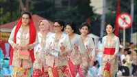 Aksi Para Pejabat Perempuan Berlenggak-lenggok di Catwalk Istana Berkebaya (Sumber: Instagram/putri_k_wardani209)