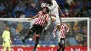 Pemain Real Madrid, Raphael Varane berduel dengan pemain Athletic Bilbao, Raul Garcia pada lanjutan La Liga di Santiago Bernabeu stadium, Madrid, senin (23/10/16) dini hari WIB. (AP/Daniel Ochoa de Olza)