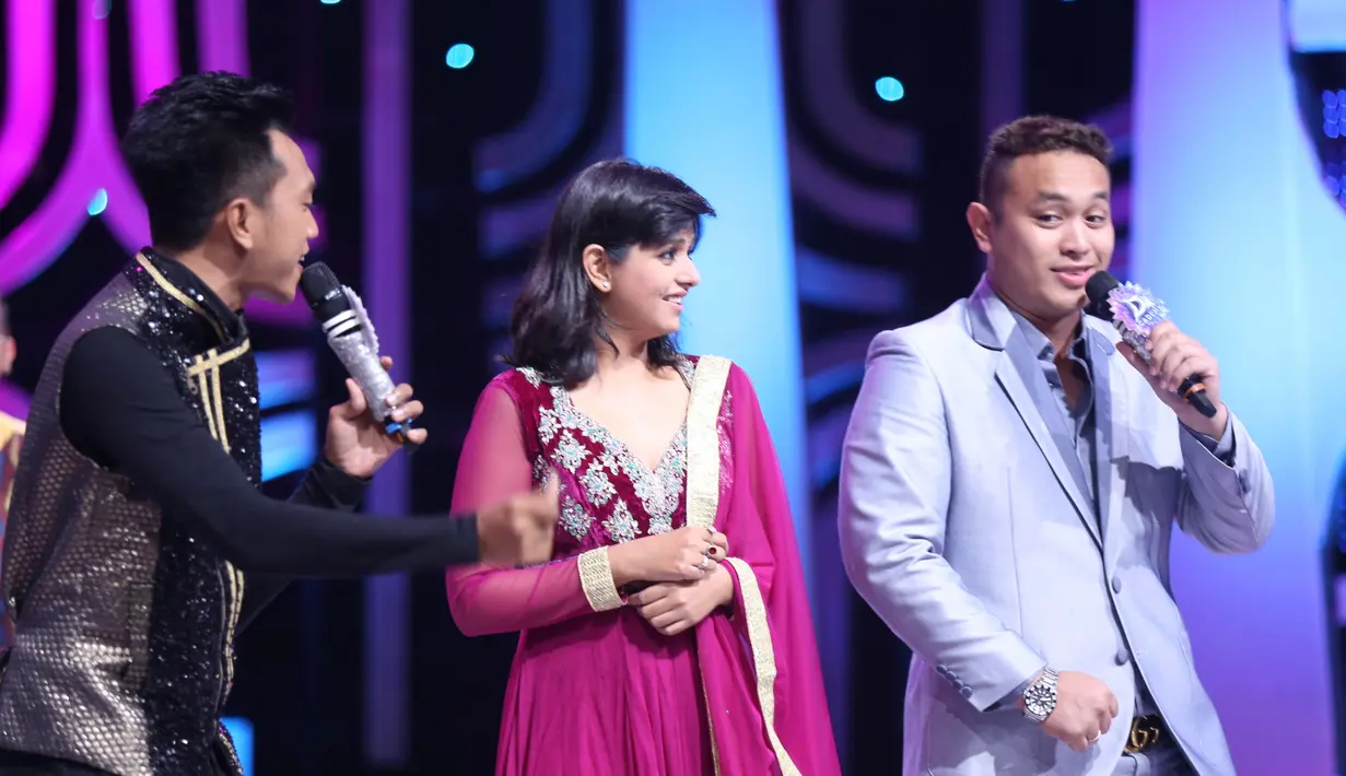 Penampilan malam itu tidak hanya memukau para dewan juri. Tapi juga aktor dari India, Barun Sobti dan Dalljiet Kaur. Pemeran serial Kushi itu menyukai aksi panggung Nuril membawakan lagu Mbah Dukun. (Nurwahyunan/Bintang.com)