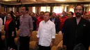 Pasangan Jokowi dan JK tampak menyanyikan lagu Indonesia Raya di antara para petinggi Parpol   lainnya (Liputan6.com/JohanTallo)