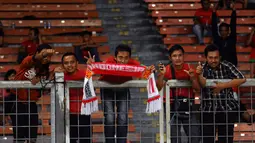 Meski terbilang sepi, beberapa suporter terlihat antusias menyaksikan laga persahabatan Timnas Indonesia U-19 vs Myanmar U-19 di Stadion GBK Jakarta, (5/5/2014). (Liputan6.com/Helmi Fithriansyah)