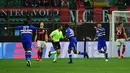 Gelandang Sampdoria, Roberto Soriano (kedua kanan) merayakan selebrasi usai  mencetak gol ke gawang AC Milan pada laga serie A di  di San Siro, Senin (13/04/2015). AC Milan bermain imbang 1-1 dengan Sampdoria.  (AFP PHOTO /Giuseppe Cacace)