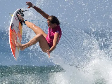 Peselancar AS, Courtney Conlogue melakukan lompatan sehari sebelum dimulainya kejuaraan dunia surfing dari Liga Selancar Dunia (World Surf League) di Pantai Keramas Kabupaten Gianyar, Bali, Minggu (12/5/2019). Ajang itu akan diselenggarakan mulai 13-25 Mei 2019. (SONNY TUMBELAKA/AFP)