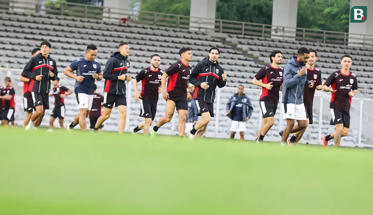 Para pemain Timnas Indonesia melakukan pemanasan saat sesi latihan di Stadion Madya, Gelora Bung Karno, Jakarta, Sabtu (22/3/2025).