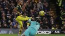 Gelandang Southampton, Nathan Redmond, mencetak gol ke gawang Chelsea pada laga Premier League 2019 di Stadion Stamford Bridge, Kamis (26/12). Chelsea menyerah 0-2 dari Southampton. (AFP/Adrian Dennis)