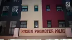 Tampak suasana Rumah Susun (Rusun) Promoter Polri dari depan di Kebon Jeruk, Jakarta Barat, Rabu (28/11). Rusun dengan 17 lantai terdiri atas 255 unit dibangun dengan dana APBD. (Liputan6.com/Faizal Fanani)
