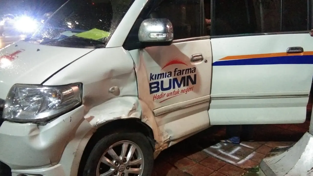 Kecelakaan lalu lintas antara mobil ambulans dan minibus dan sepeda terjadi di Simpang Empat Traffic Light MBAL, Jakarta Pusat.