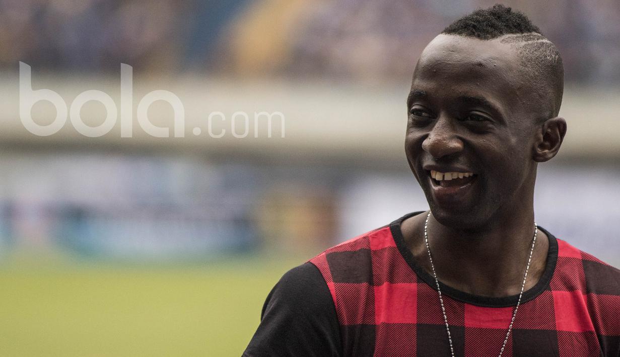Mantan pemain Persib Bandung, Makan Konate, sumringah saat mendapat sambutan dari Bobotoh. Sebelumnya Konate bermain untuk T-Team Malaysia setelah meninggalkan Persib pasca menjadi juara Piala Presiden. (Bola.com/Vitalis Yogi Trisna)