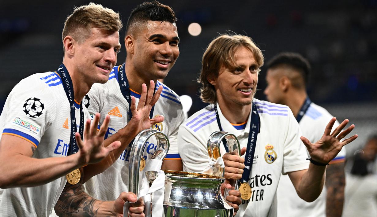 Toni Kroos (kiri) merebut penghargaan Golden Ball saat membela Timnas Jerman U-17 di Piala Dunia U-17 edisi 2007 di Korea Selatan. Ia mencetak total 5 gol dan 1 assist dari 6 laga dan membawa Timnas Brasil U-17 menempati posisi ketiga setelah menang 2-1 atas Ghana di laga perebutan tempat ketiga. Di level klub, hingga kini ia berhasil menjuarai Liga Champions sebanyak 5 kali, sekali diraihnya bareng Bayern Munchen (2012/2013) dan 4 kali bersama Real Madrid (2015/2016 hingga 2017/2018 dan 2021/2022). (AFP/Anne-Christine Poujoulat)