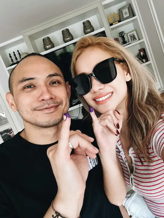 <p>BCL dan suami tak mau ketinggalan memperlihatkan foto setelah nyoblos dengan kelingking yang sudah dikenai tinta. (Foto: Instagram/ itsmebcl)</p>