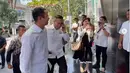 Saat datang ke gedung Menara Kadin, Raffi tampak menyambut kedatangan Anindya Bakrie sebagai Ketua Umum Kadin Indonesia. Ia kemudian menyalami sejumlah anggota Kadin lainnya. Suami Nagita Slavina itu pun mengucapkan terima kasih atas ditunjuknya sebagai Waketum Bidang Pariwisata dan Ekonomi Kreatif. (Liputan6.com/IG/@raffinagita1717)