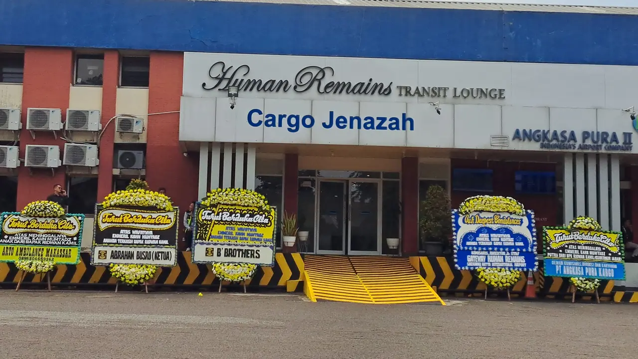Suasana di Kargo Jenazah atau human remains transit lounge di Terminal Bandara Internasional Soekarno Hatta sudah dipenuhi oleh karangan bunga belasungkawa atas meninggalnya Emmeril Kahn Mumtadz (Eril), Minggu (12/6/2022) (Liputan6.com/Pramita Tristiawati