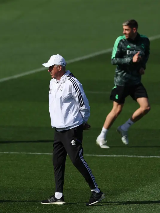 Pemain Real Madrid Carlo Ancelotti memimpin sesi latihan di kompleks latihan Ciudad Real Madrid, Valdebebas, Madrid, Spanyol, 14 Maret 2023. Real Madrid akan menghadapi Liverpool pada pertandingan sepak bola leg kedua babak 16 besar Liga Champions. (PIERRE-PHILIPPE MARCOU/AFP)