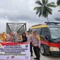 Personel Polres Kampar bersama masyarakat dalam sosialisasi Pemilu damai. (Liputan6.com/M Syukur)