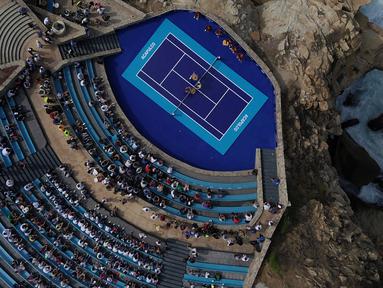 Pemandangan dari udara, sebuah musikus Mariachi tampil saat pertandingan tenis eksibisi antara petenis Austria Dominic Thiem melawan petenis Jerman Alexander Zverev di forum "Sinfonia del Mar" di Acapulco, Meksiko (26/2). (AFP Photo/Pedro Pardo)