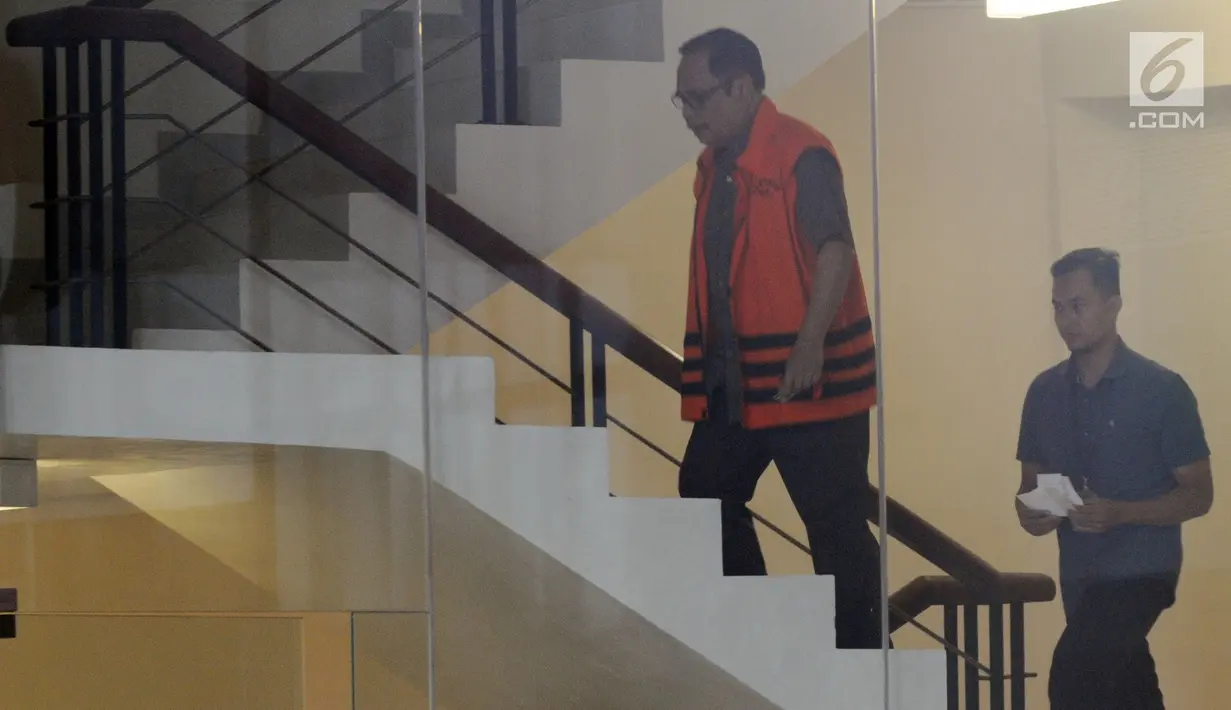 Terpidana kasus e-KTP mantan Dirjen Dukcapil Kemendagri Irman menuju ruang penyidik untuk menjalani pemeriksaan oleh penyidik di Gedung KPK, Jakarta, Senin (19/3). Irvanto Hendra Pambudi sendiri merupakan ponakan Setya Novanto. (Merdeka.com/Dwi Narwoko)