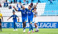 Bek Arema FC, Hansamu Yama, mencetak gol ke gawang Persijap Jepara. (Bola.com/Iwan Setiawan).