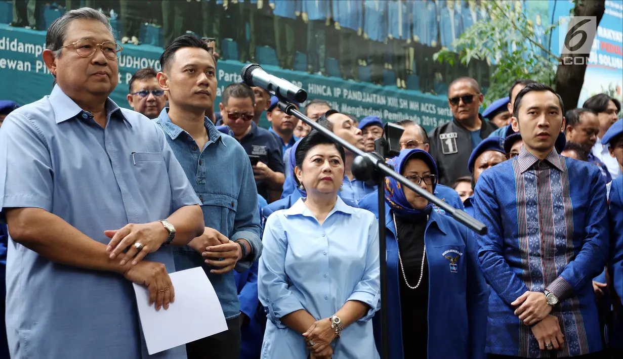 Ketua Umum Partai Demokrat Susilo Bambang Yudhoyono (SBY) saat akan memberi keterangan pers di DPP Partai Demokrat, Jakarta, Selasa (6/2). (Liputan6.com/JohanTallo)