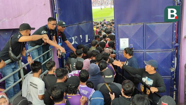 Keramaian Penonton Persik vs Bhayangkara FC di BRI Liga 1