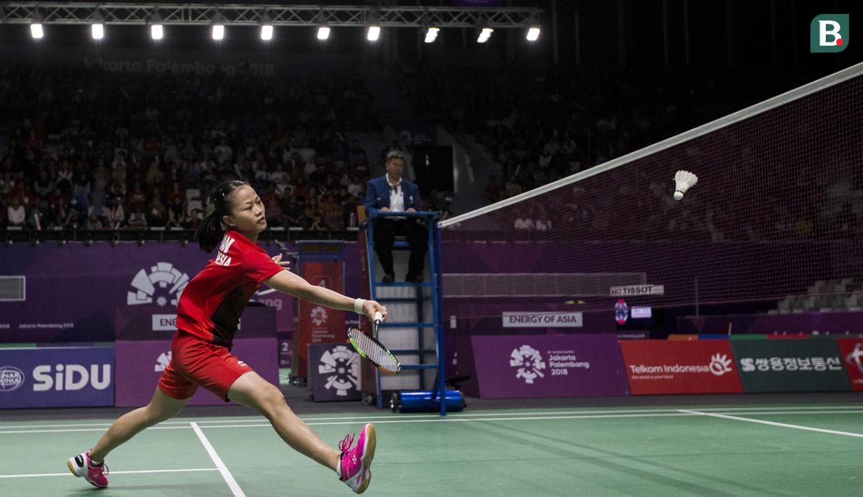 Pebulutangkis Indonesia, Fitriani, saat melawan wakil Hong Kong, Yip Pui Yin, pada laga Asian Games di Istora Senayan, Jakarta, Minggu (19/8/2018). Tim beregu putri Indonesia memastikan kemenangan atas Hong Kong 3-0. (Bola.com/Vitalis Yogi Trisna)