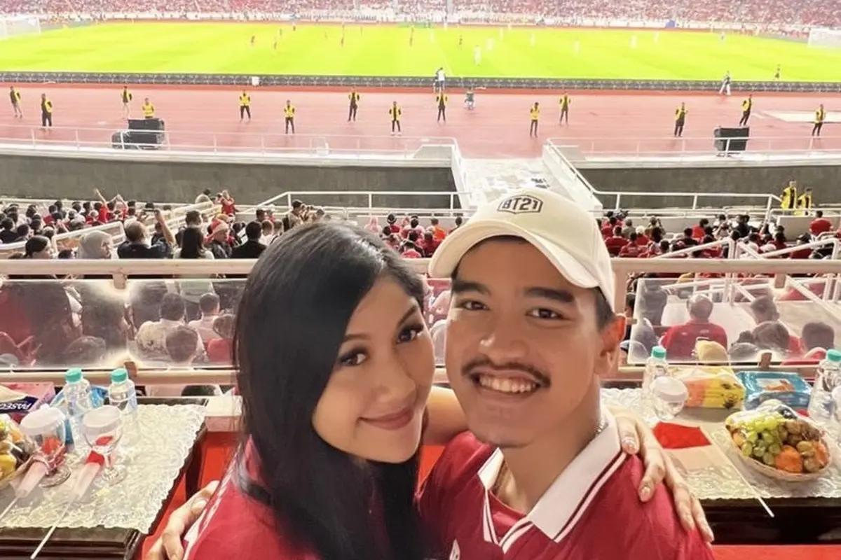 Penampilan mantu Presiden Jokowi, Erina Gudono dan Selvi Ananda saat Menyaksikan Pertandingan Indonesia Lawan Argentina