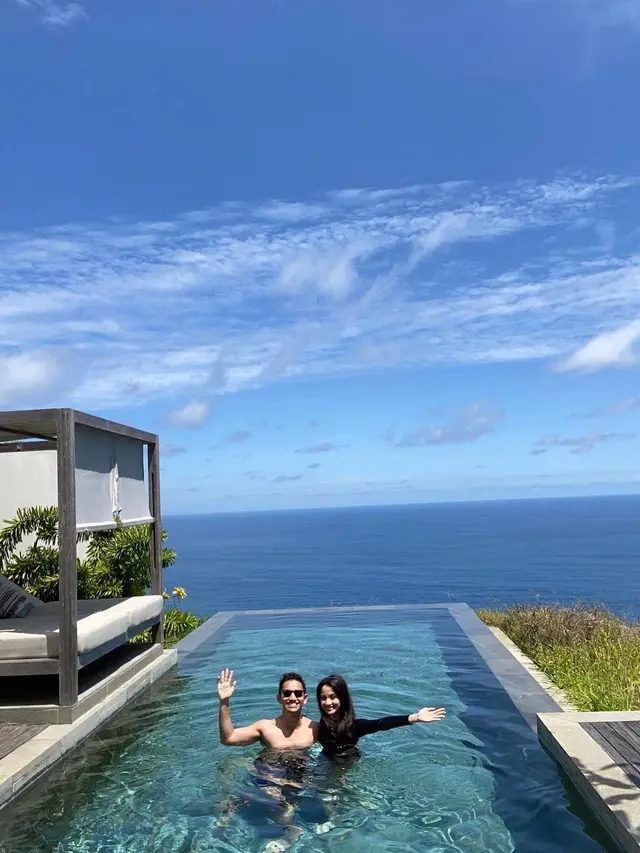 Resmi Menikah, Ini 6 Potret Bulan Madu Belva Devara dan Istri di Bali