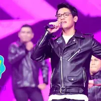 Afgan Syahreza hampir menulis semua lagu yang ada di album Sides.