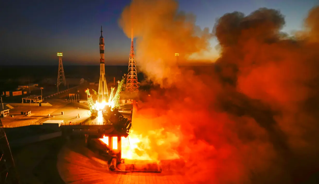 Pendorong roket Soyuz-2.1 dengan pesawat luar angkasa Soyuz MS-22 yang membawa kru baru ke Stasiun Luar Angkasa Internasional (ISS) diluncurkan di kosmodrom Baikonur yang disewa Rusia, Kazakhstan, 21 September 2022. Amerika Serikat dan Rusia adalah operator utama Stasiun Luar Angkasa Internasional. (AP Photo/Dmitri Lovetsky)