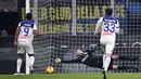 Kiper Inter Milan, Samir Handanovic, mengamankan bola saat melawan Atalanta pada laga Serie A di Stadion San Siro, Milan,Sabtu (11/1). Kedua klub bermain imbang 1-1. (AFP/Marco Bertorello)