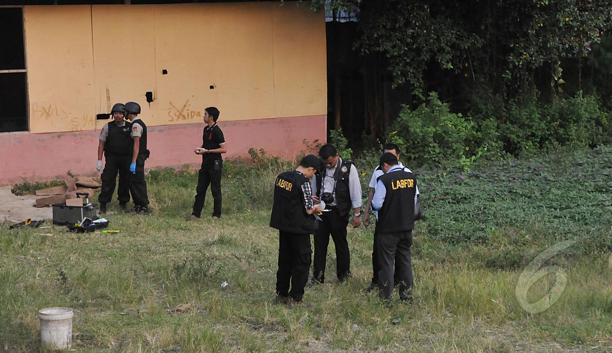 Pihak Kepolisian melakukan olah TKP di sekitar tempat terjadinya ledakan di kawasan Tanah Abang, Jakarta Pusat, Rabu (8/4/2015). Akibat dari ledakan ini empat orang dikabarkan terluka. (Liputan6.com/Johan Tallo)