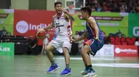 Pemain Stapac Widyanta Putra Tedja saat dijaga pemain Pelita Jaya Respati Ragil Pamungkas (dok IBL)
