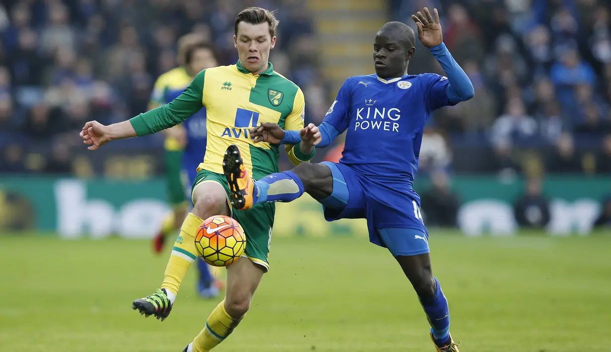  Pemain Leicester City, N'Golo Kante (kanan) berebut bola dengan pemain Norwich City, Jonny Howson pada lanjutan Liga Inggris pekan ke-27 di Stadion King Power, Sabtu (27/2/2016) malam WIB. (Reuters/Andrew Yates)