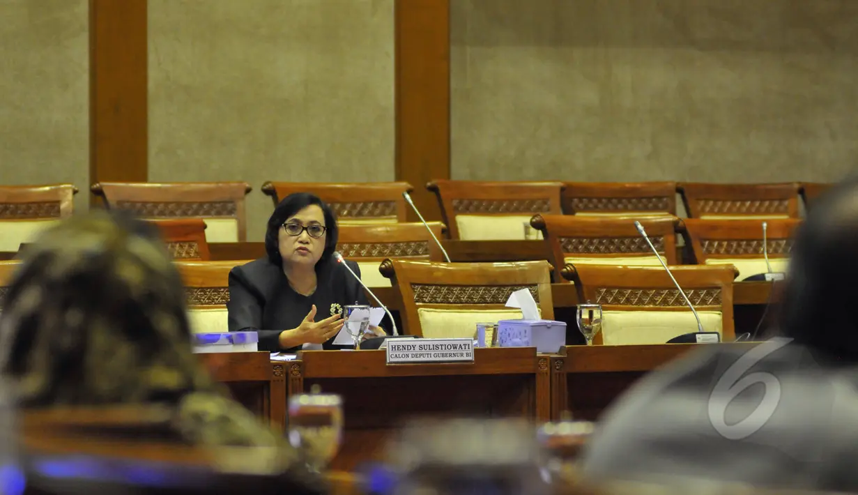 Kandidat Deputi Gubernur BI, Hendy Sulistyowati saat mengikuti uji kelayakan dengan Komisi XI DPR RI di Kompleks Parlemen, Jakarta, Senin (20/4/2015). Salah satu dari ketiga kandidat akan menggantikan Halim Alamsyah. (Liputan6.com/Andrian M Tunay)