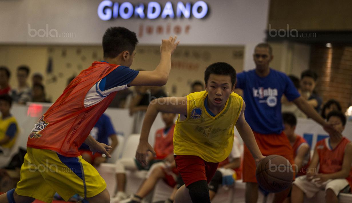 Pebasket putra U-14 unjuk kebolehan saat National Training Camp Junior NBA di Pluit Village, Jakarta, Minggu (10/9/2017). Sebanyak 16 pebasket terbaik akan diberangkatkan ke China untuk nonton langsung laga NBA. (Bola.com/Vitalis Yogi Trisna)
