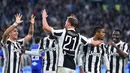 Para pemain Juventus merayakan gol yang dicetak Benedikt Howedes ke gawang Sampdoria pada laga Serie A di Stadion Allianz, Turin, Minggu (15/4/2018). Juventus menang 3-0 atas Sampdoria. (AFP/Alessandro Di Marco)