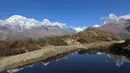 Foto yang diabadikan pada 10 November 2020 ini menunjukkan pemandangan pegunungan Annapurna di Nepal. (Xinhua/Tang Wei)