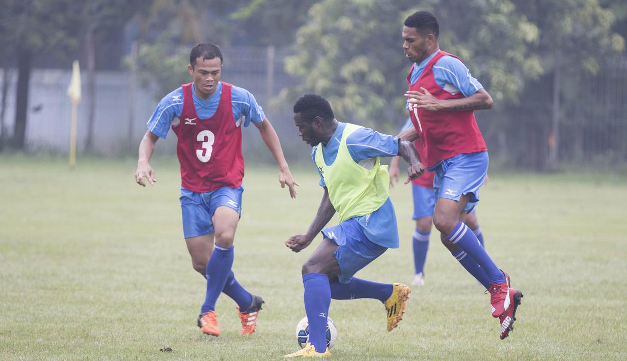 Striker Semen Padang, James Koko Lomel, berusaha melewati Satrio Syam saat latihan jelang laga final Piala Jenderal Sudirman melawan Mitra Kukar di Lapangan Sutasom, Jakarta, Jumat (22/1/2016). (Bola.com/Vitalis Yogi Trisna)