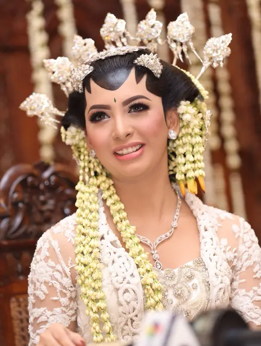 "Kalau dia (Novian Herbowo) malah lancar, aku malahan yang deg-degan bangat malah," ucap Alisia yang telah mengenal sosok Novian sejak empat tahun silam. (Andy Masela/Bintang.com)