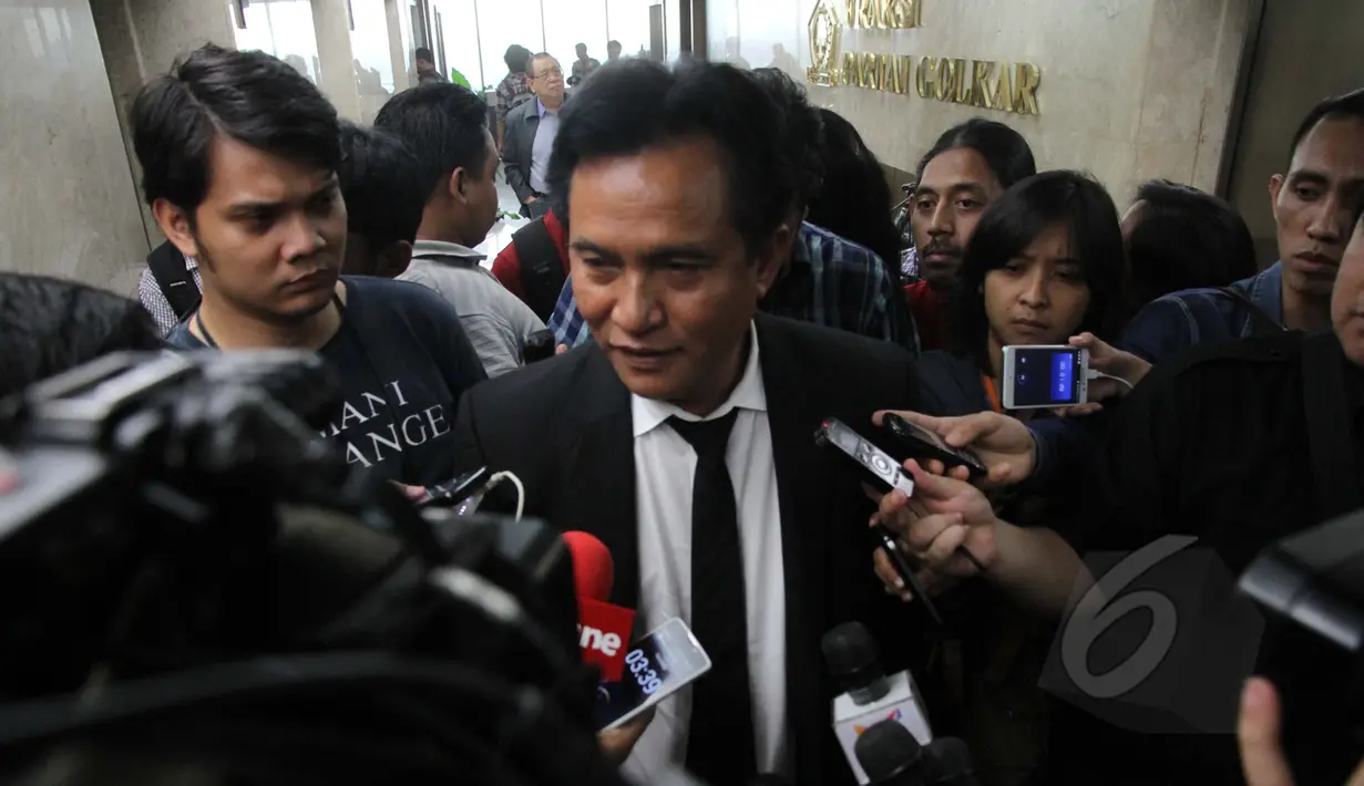 Kuasa hukum DPP Golkar kubu Aburizal, Yusril Ihza Mahendra mendatangi ruang Fraksi Golkar untuk melakukan pertemuan tertutup dengan Koalisi Merah Putih (KMP) di Gedung Nusantara I DPR, Jakarta, Rabu (25/3/2015). (Liputan6.com/Andrian M Tunay)