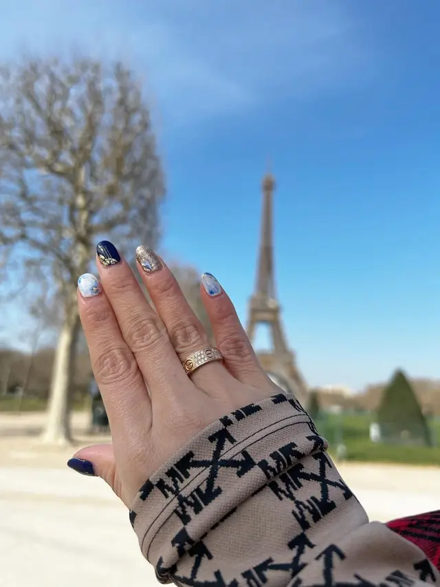 6 Potret Detik-detik Wika Salim Dilamar Kekasih, Romantis di Depan Menara Eiffel