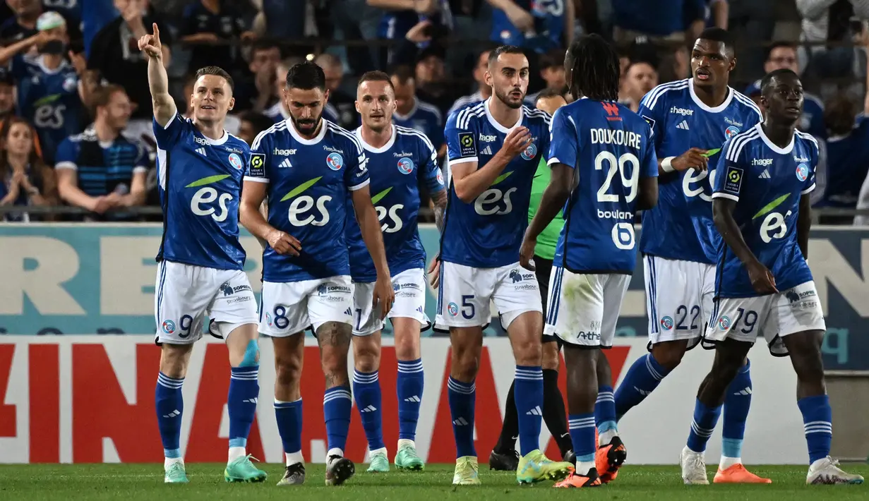 Selebrasi para pemain Strasbourg setelah menyamakan skor 1-1 saat menghadapi PSG lewat gol Kevin Gameiro (kiri) pada laga pekan ke-37 Liga Prancis 2022/2023 di Stade de la Meinau, Strasbourg, Prancis (27/5/2023). (AFP/Patrick Hertzog)