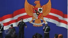 Ketua DPP Nasdem Victor Laiskodat (kedua kanan) memberikan arahan kepada Anggota Garda Pemuda NasDem dalam apel siaga memperingati Hari Lahirnya Pancasila di Tugu Proklamasi, Jakarta, Senin (1/6/2015). (Liputan6.com/Herman Zakharia)