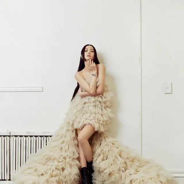 Jisoo BLACKPINK Bergaya Sensual untuk Kampanye Terbaru Cartier, Pakai Jam Tangan Seharga Rp412 Juta