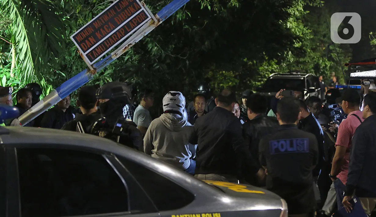 Polisi melakukan adegan rekonstruksi kasus penyiraman air keras terhadap penyidik KPK Novel Baswedan di Jalan Deposito, Kelapa Gading, Jakarta, Jumat (7/2/2020). Rekonstruksi yang berjalan tertutup itu menghadirkan dua tersangka yang diduga sebagai pelaku penyiraman. (Liputan6.com/Herman Zakharia)