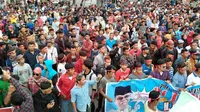 Demonstrasi Masyarakat Kabupaten Bengkalis di depan kantor Reskrimsus Polda Riau mendesak penuntasan kasus Plt Bupati Bengkalis. (Liputan6.com/M Syukur)