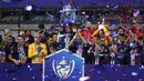 Kapten Paris Saint-Germain Thiago Silva (tengah) dan rekan-rekan setimnya mengangkat trofi Piala Prancis usai mengalahkan Saint-Etienne pada pertandingan final di Stade de France, Saint Denis, Paris, Prancis, Jumat (24/7/2020). PSG menang 1-0. (AP Photo/Francois Mori)