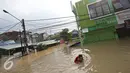 Warga menerobos banjir yang menggenangi Perumahan Pondok Gede Permai, Bekasi, Jawa Barat, Kamis (21/4). Banjir dengan ketinggian tiga meter yang berasal dari meluapnya Sungai Cikeas. (Liputan6.com/ Immanuel Antonius)