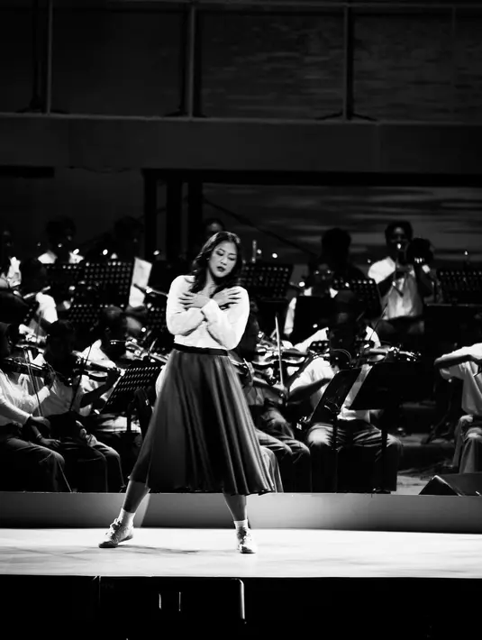 Berperan sebagai Larasati, Sherina Munaf tampil bergaya modern casual dengan outfit bernuansa biru [@sherinamunaf]